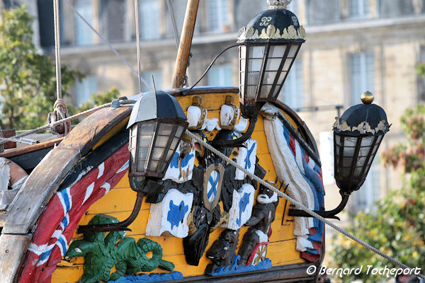 Bordeaux poupe du Shtandard avec l'étendard de Pierre 1er | Photo Bernard Tocheport