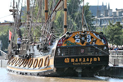 Babord et poupe du Shtandart au ponton d'honneur à Bordeaux | Photo Bernard Tocheport