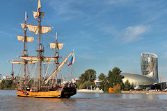 La frégate russe Shtandartd face à la Cité du Vin à Bordeaux | Photo 33-bordeaux.com