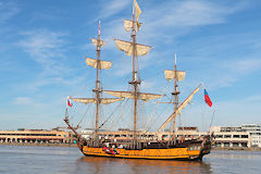 La frégate russe Shtandartd devant le Quai des Marques à Bordeaux | Photo 33-bordeaux.com