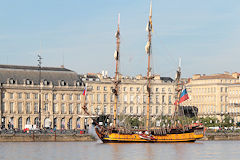 La frégate russe Shtandartd tire le Canon lors de son entrée  à Bordeaux | Photo 33-bordeaux.com