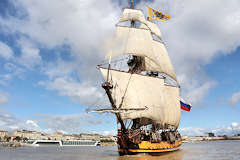 La frégate russe Shtandart voiles déployées à Bordeaux | Photo Bernard Tocheport