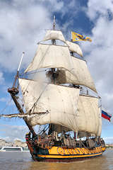 Voiles au vent pour l'arrivée à Bordeaux du  Shtandart | Photo Bernard Tocheport