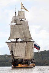 Frégate russe Shtandart voiles déployées sur la Garonne | Photo Bernard Tocheport