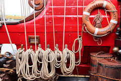 Bouée et cordage à bord du Shtandart | Photo Bernard Tocheport