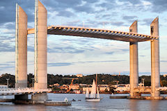 Le Skeaf Ketch passant sous le pont Chaban Delmas à Bordeaux | Photo Bernard Tocheport