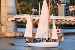 Le Skeaf venant de passer le pont Chaban Delmas à Bordeaux | Photo Bernard Tocheport