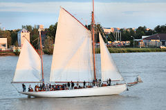 A la voile le Skeaf fait son entrée à Bordeaux | Photo Bernard Tocheport