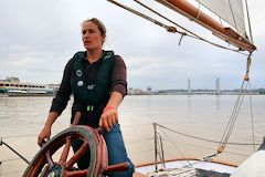 Capitaine aux commandes du Skeaf sur la Garonne à Bordeaux | Photo Bernard Tocheport