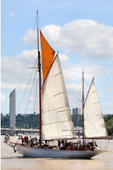 Toutes voiles sorties, le Skeaf naviguant sur la Garonne à Bordeaux | Photo Bernard Tocheport