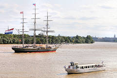 Stad Amsterdam 3 mâts des Pays Bas croisant le bateau Aquitania à Bordeaux | Photo Bernard Tocheport