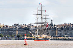 Le Stad Amsterdam 3 mâts des Pays Bas manoeuvrant sur la Garonne à Bordeaux | Photo Bernard Tocheport