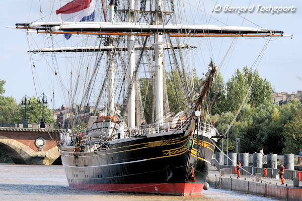Opérations de lamanage pour le Stad Amsterdam arrivant à Bordeaux | Photo Bernard Tocheport