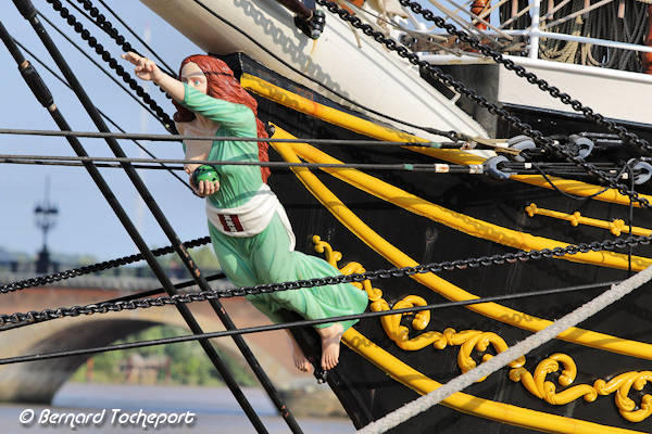 Figure de proue du Stad Amsterdam devant le pont de pierre à Bordeaux | Photo Bernard Tocheport