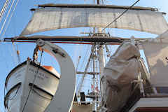 Voile et canot de sauvetage du Stad Amsterdam à Bordeaux | Photo Bernard Tocheport