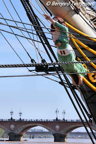 Figure de proue du Stad Amsterdam et pont de pierre à Bordeaux | Photo Bernard Tocheport