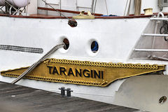 Inscription Tarangini en relief sur fond doré | Photo Bernard Tocheport