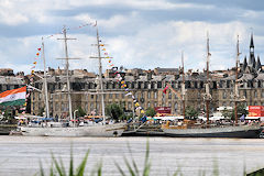 Bordeaux le Tarngini et le Morgenster vus depuis la rive droite | Photo Bernard Tocheport