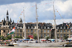 Le 3 mâts Indien Tarangini à Bordeaux devant la porte Cailhau | Photo Bernard Tocheport