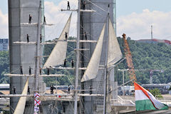 Marins du Tarangini sur les mâts et pylones du pont Chaban Delmas à Bordeaux | Photo Bernard Tocheport