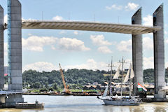 Le 3 mâts Indien Tarangini franchit le pont Chaban Delmas à Bordeaux | Photo Bernard Tocheport