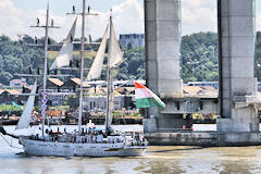 Marins du Tarangini sur les mâts  au départ de Bordeaux | Photo Bernard Tocheport