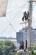 Les marins sur les mâts du Tarangini à Bordeaux | Photo Bernard Tocheport