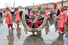 Groupe folklorique Indien sur le miroir d'eau à Bordeaux | Photo Bernard Tocheport