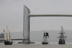 Parade des voiliers, le Vera Cruz approchant du pont Chaban Delmas à Bordeaux | Photo Bernard Tocheport